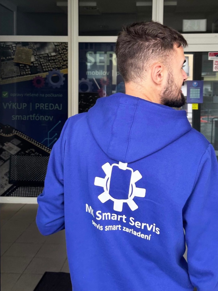 Michal v mikine MK Smart Servis pred vchodom do servisu