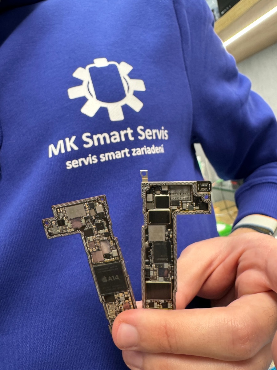 Základné dosky iPhonu pred mikinou MK Smart Servis