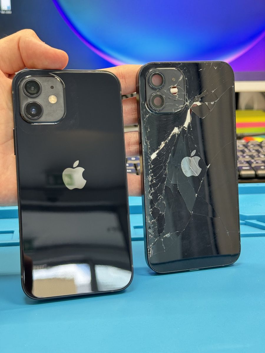iPhone 12 s rozbitým zadným sklom a po výmene