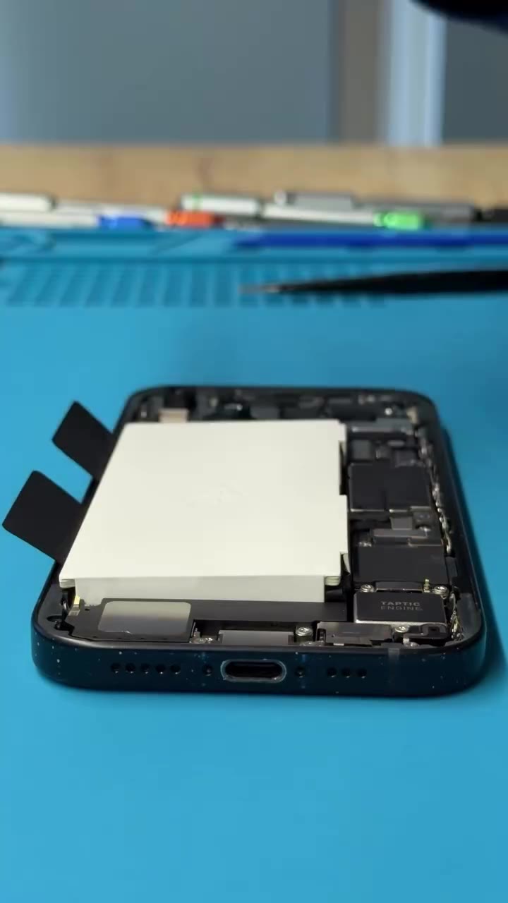 Nová batéria vložená do iPhonu 15
