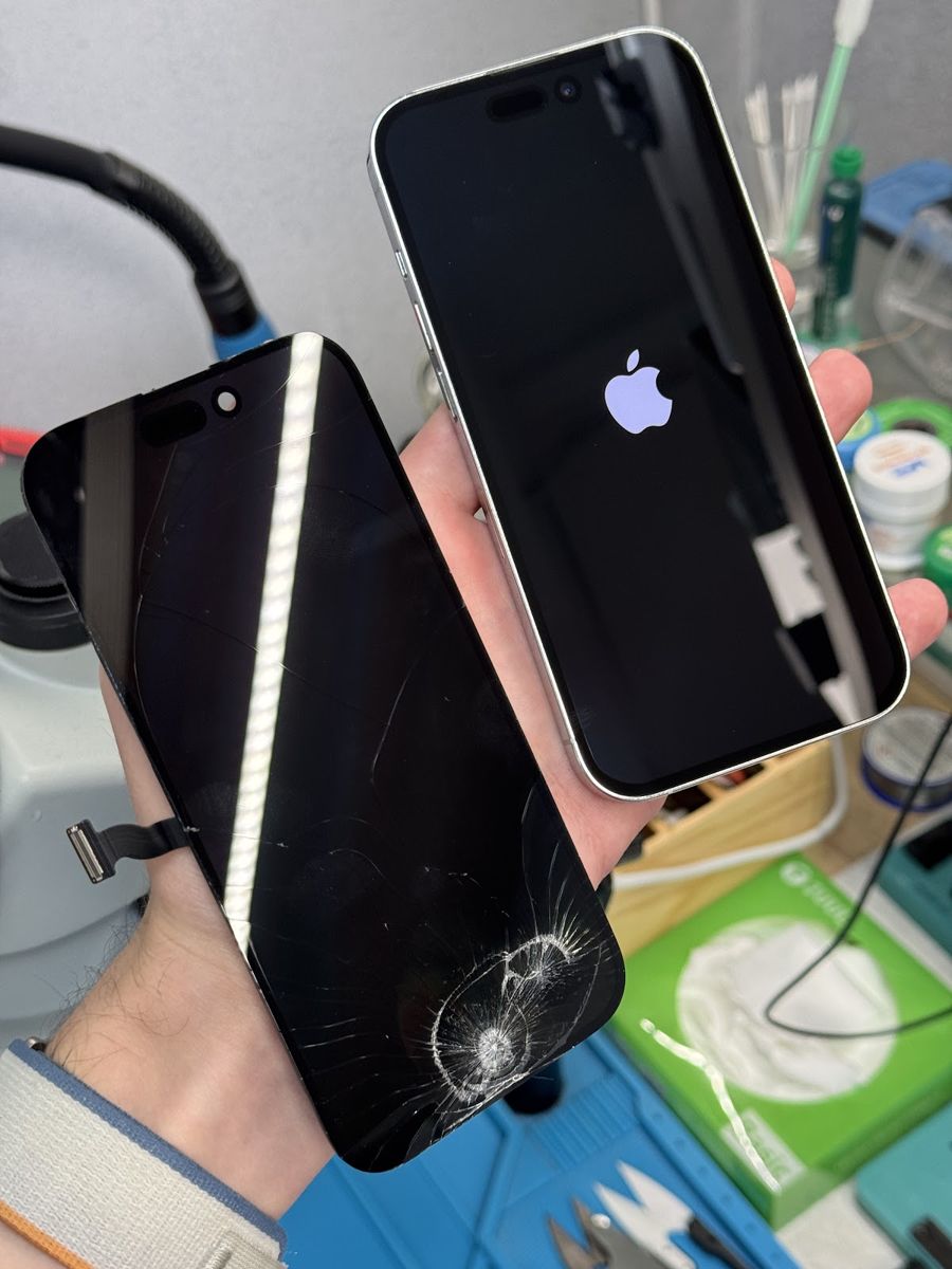 Rozbitý a nový displej iPhonu v našom servise